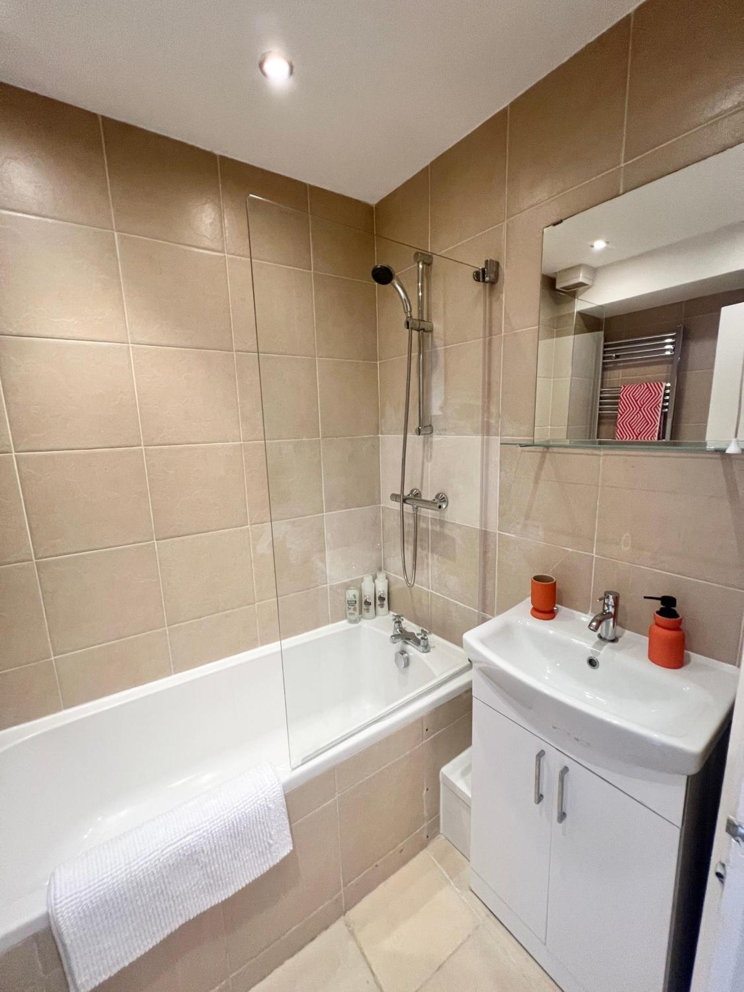 Charming Central Windsor 2 Bed Cottage Free Residents Parking And Private Garden Legoland Ascot Windsor Castle Thorpe Park Heathrow Airport Exterior photo